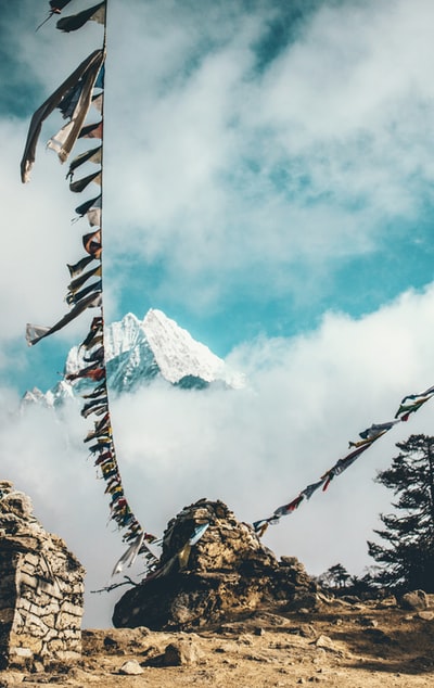 白天，雪山附近的石头上挂着两条晾衣绳